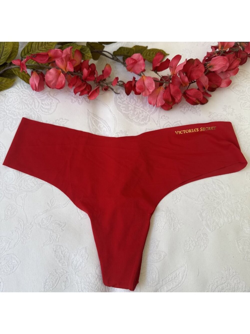 VICTORIA'S SECRET L RED SEAMLESS SILKY THONG PANTIES GOLD LOGO WIDE SIDE NWT